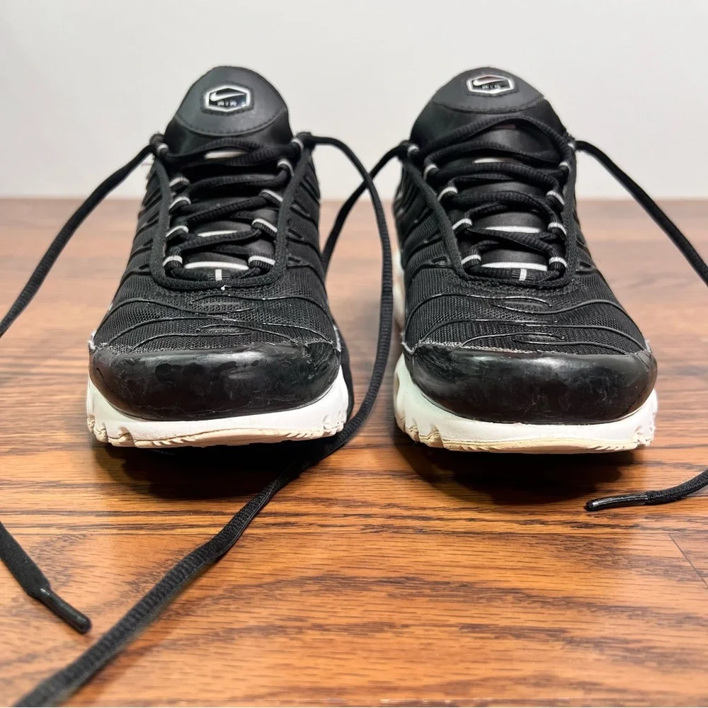 Nike Air Max Plus sneakers in the black and white colorway size Women’s 7.5